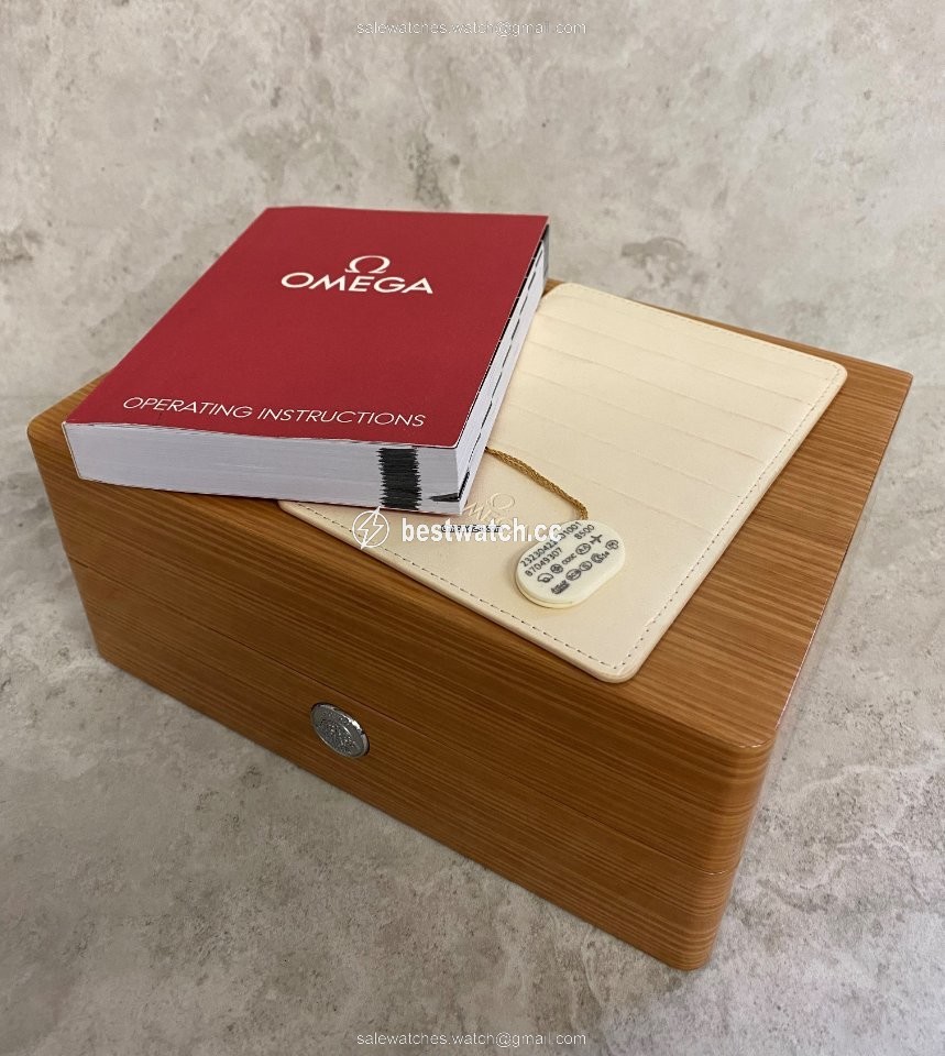 Omega Speedmaster Day Date Mens watch Unisex Automatic Gold Steel 323.21.40.44.01.001 Replica 2