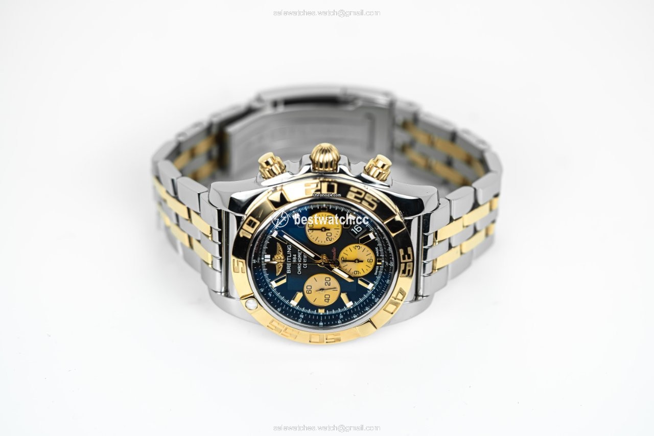 IMG_9085 Breitling Chronomat 44 Mens watch Unisex Automatic Gold Steel CB0110121B1C1 Replica 2
