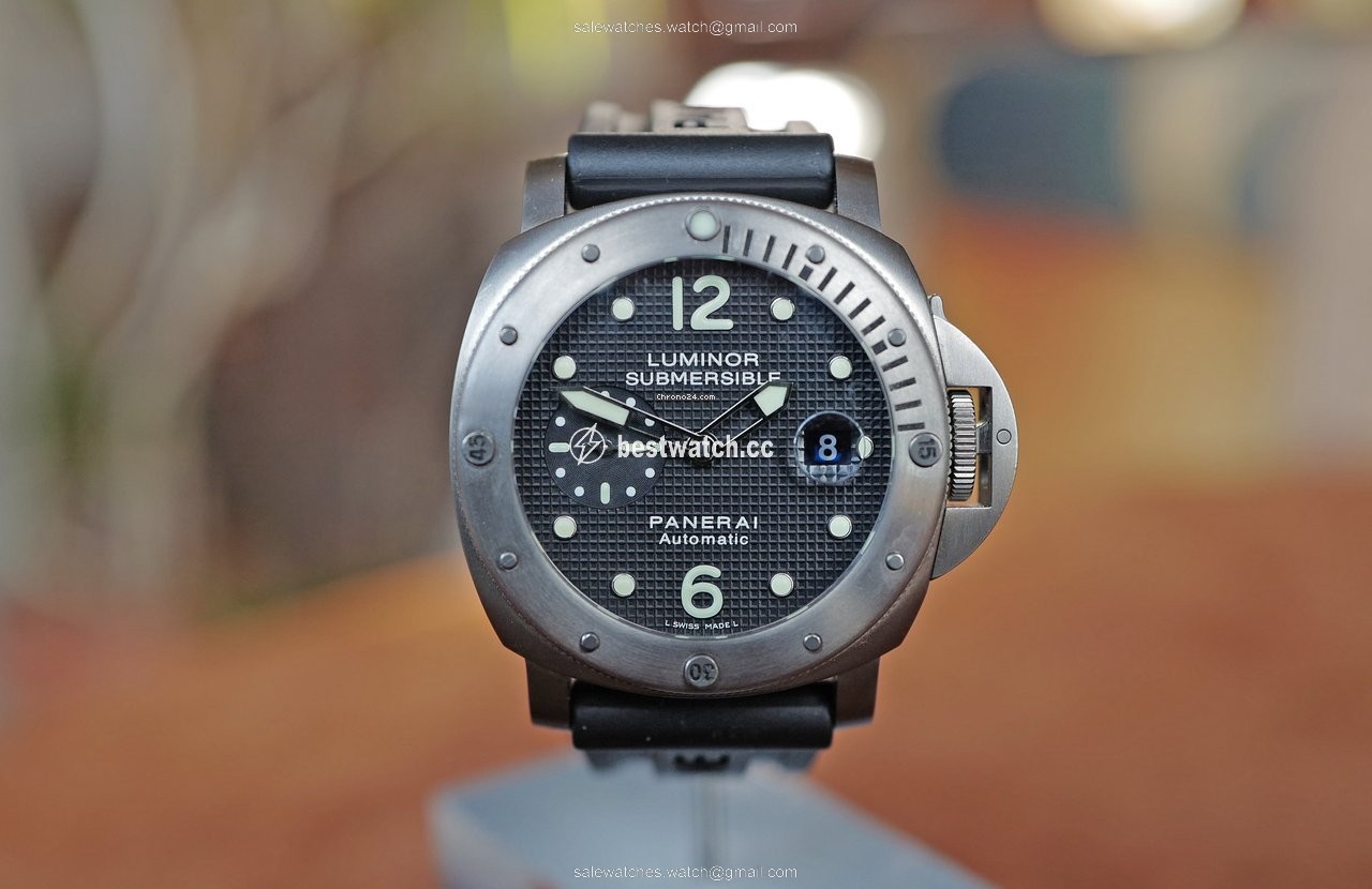 Panerai Luminor Submersible Automatic Titanium PAM 25 Replica 2