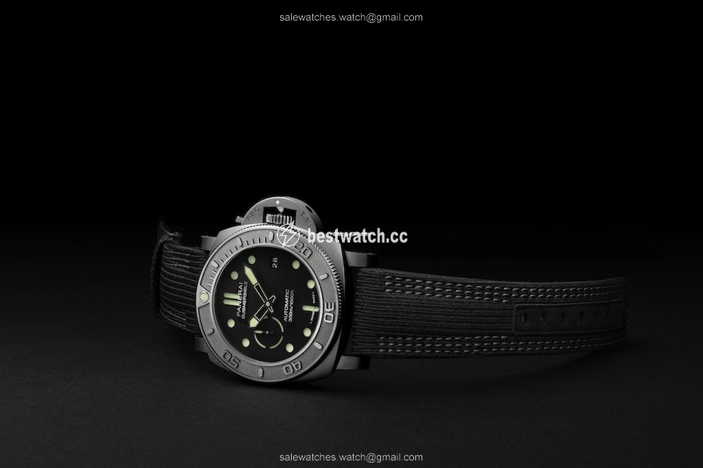 IMG_9086 Panerai Luminor Submersible Mens watch Unisex Automatic Titanium PAM 00984 3