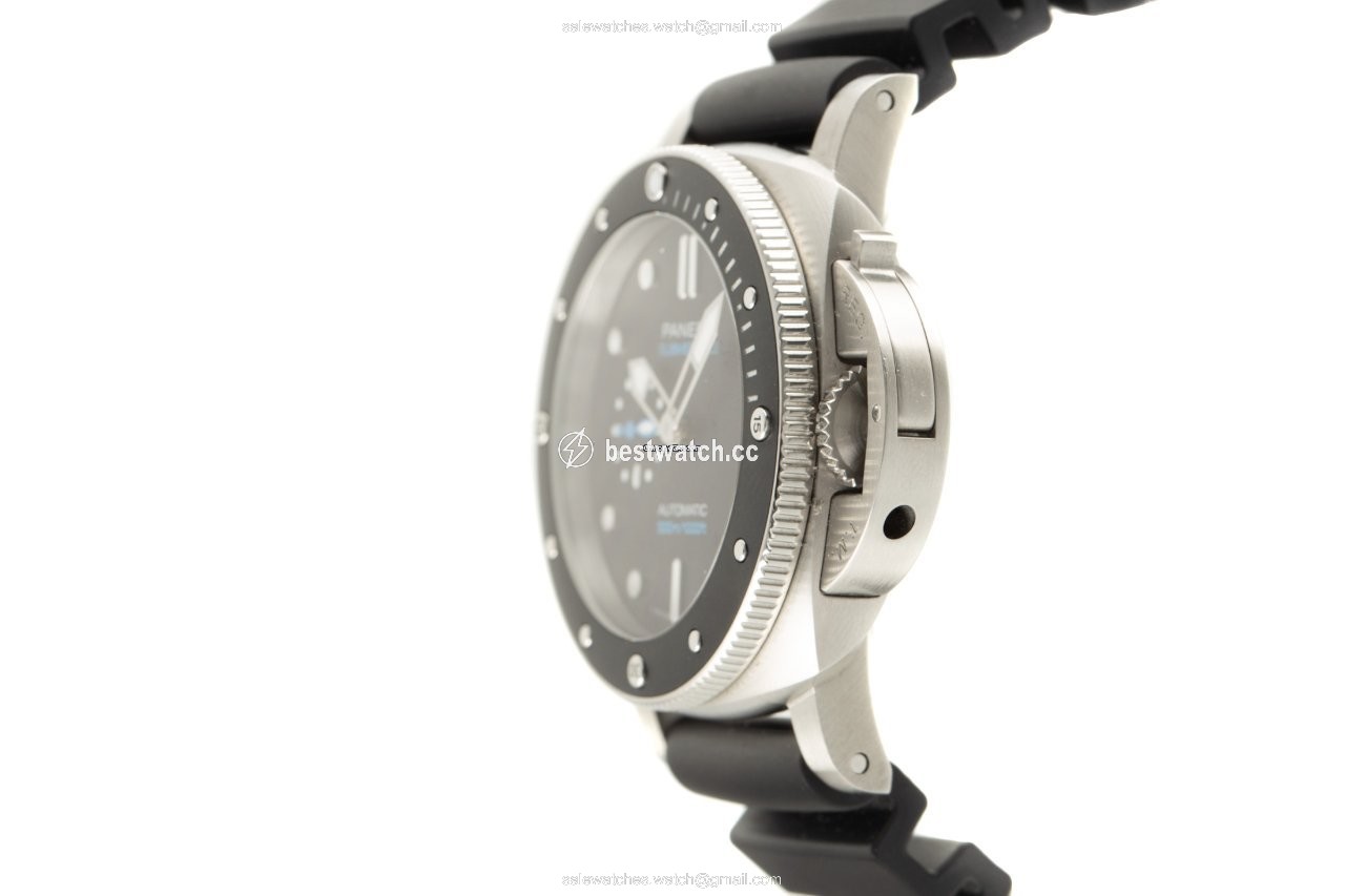 IMG_9086 Panerai Luminor Submersible Mens watch Unisex Automatic Steel PAM00683 3