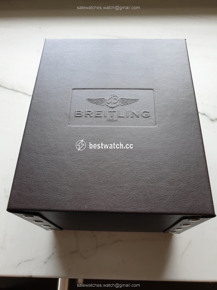 IMG_9086 Breitling Avenger Hurricane Mens watch Unisex Automatic Carbon XB0180E4|BF31|284S|X20D.4 3