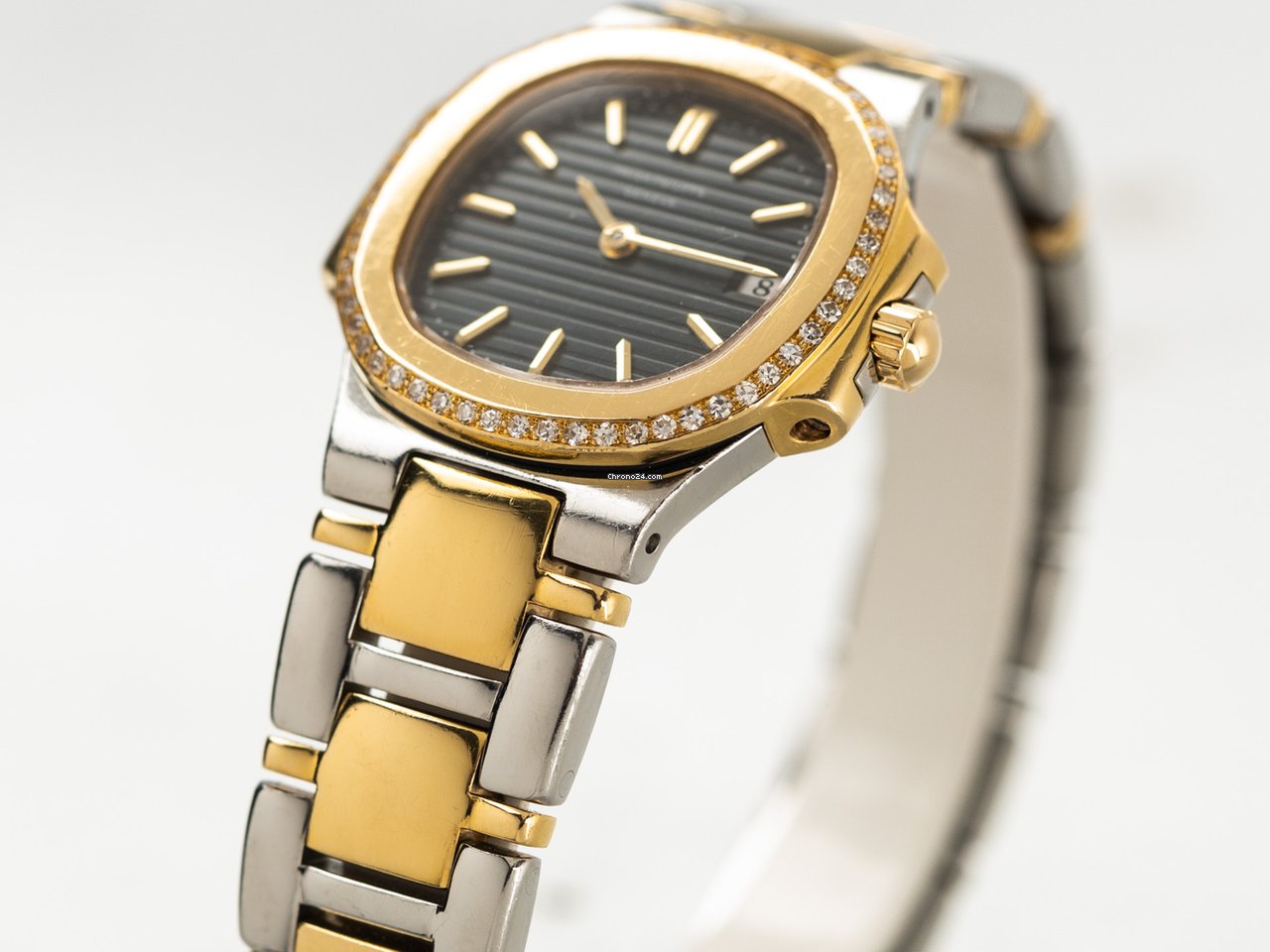 IMG_9081 Patek Philippe Nautilus Womens watch Quartz Gold Steel 4700 52 Replica 4