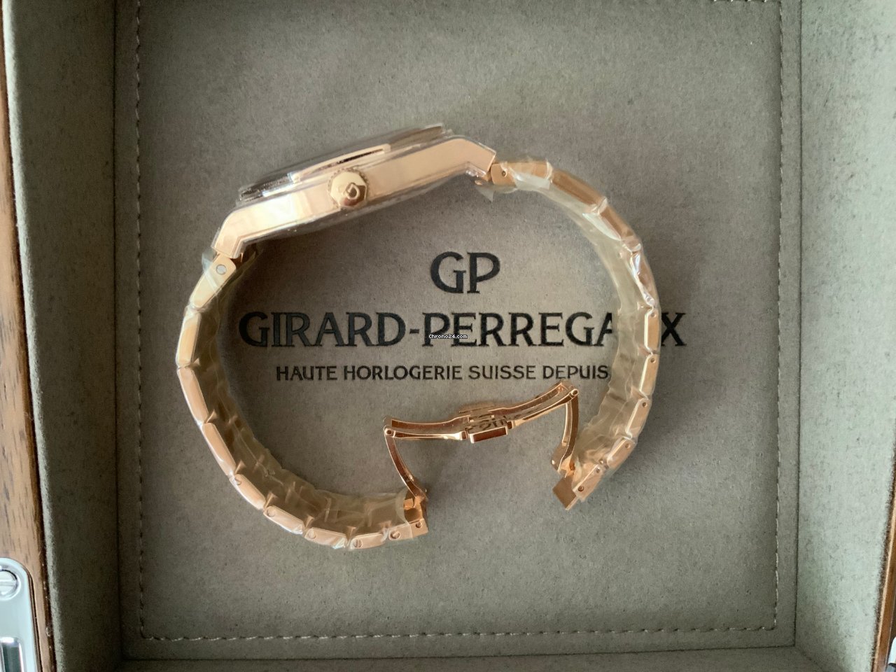 Girard Perregaux Laureato Mens watch Unisex Automatic Rose gold 81005-52-432-52A Replica 4
