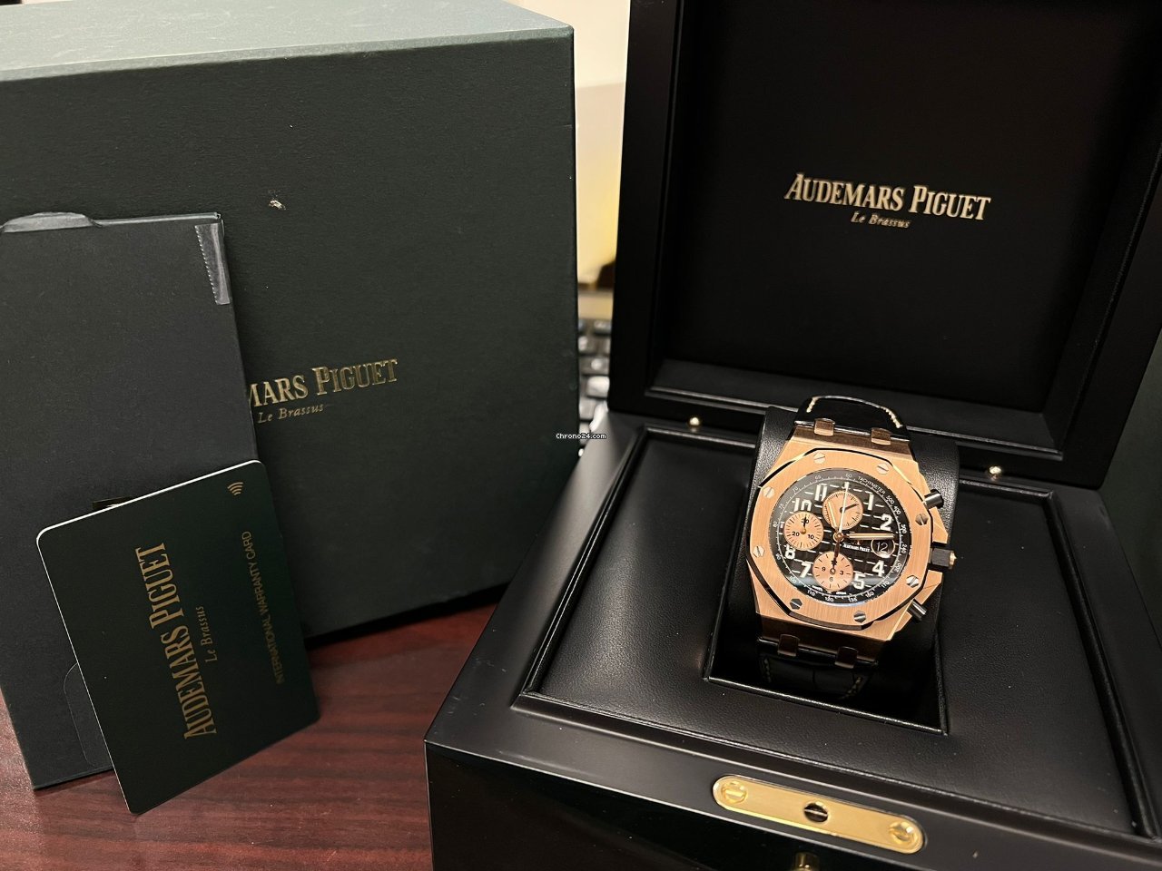 IMG_9081 Audemars Piguet Royal Oak Offshore Chronograph Mens watch Unisex Automatic Rose gold 26470OR.OO.A002CR.02 Replica 4
