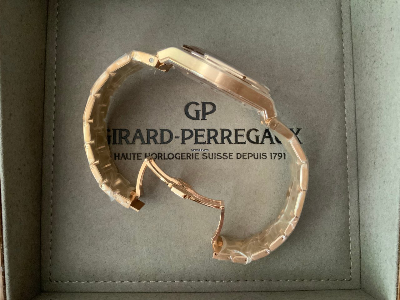 Girard Perregaux Laureato Mens watch Unisex Automatic Rose gold 81005-52-432-52A Replica 5