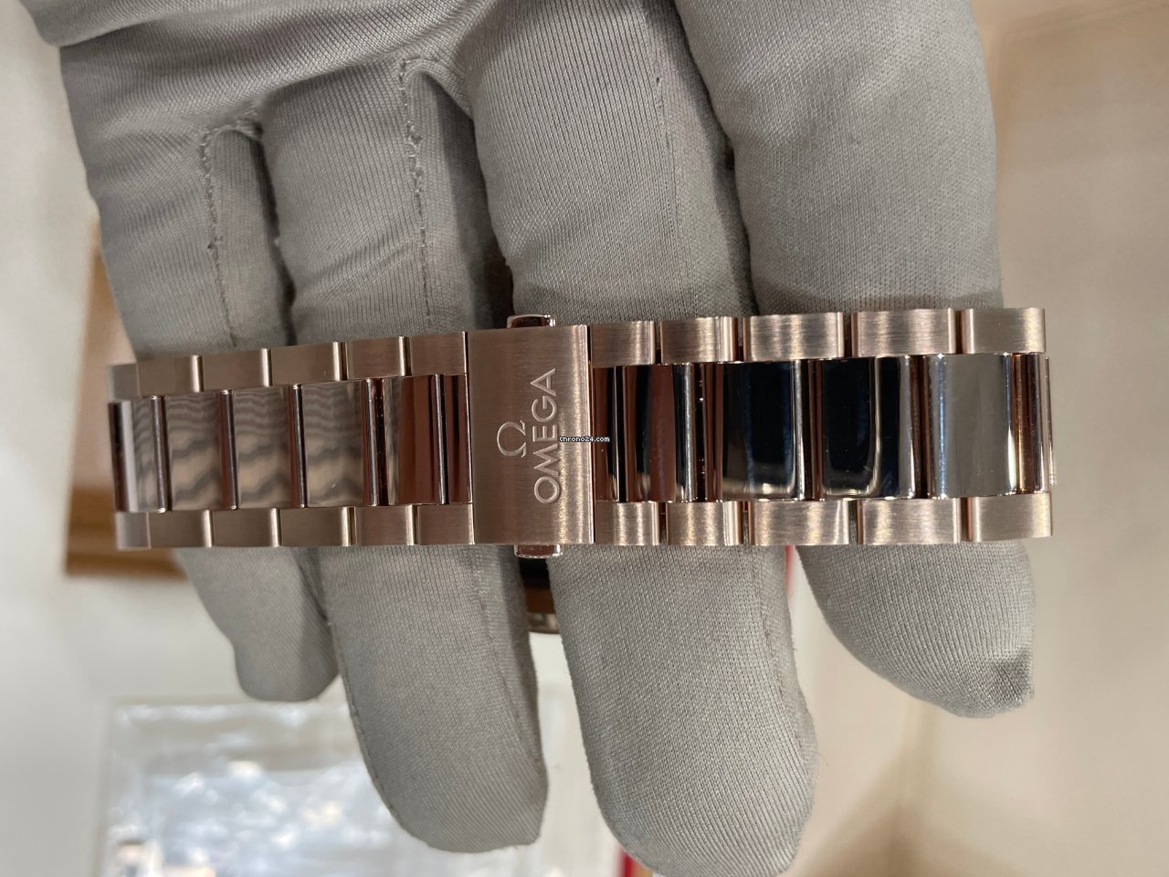 IMG_9081 Omega Seamaster Aqua Terra Mens watch Unisex Automatic Rose gold 220.50.43.22.02.001 Replica 6