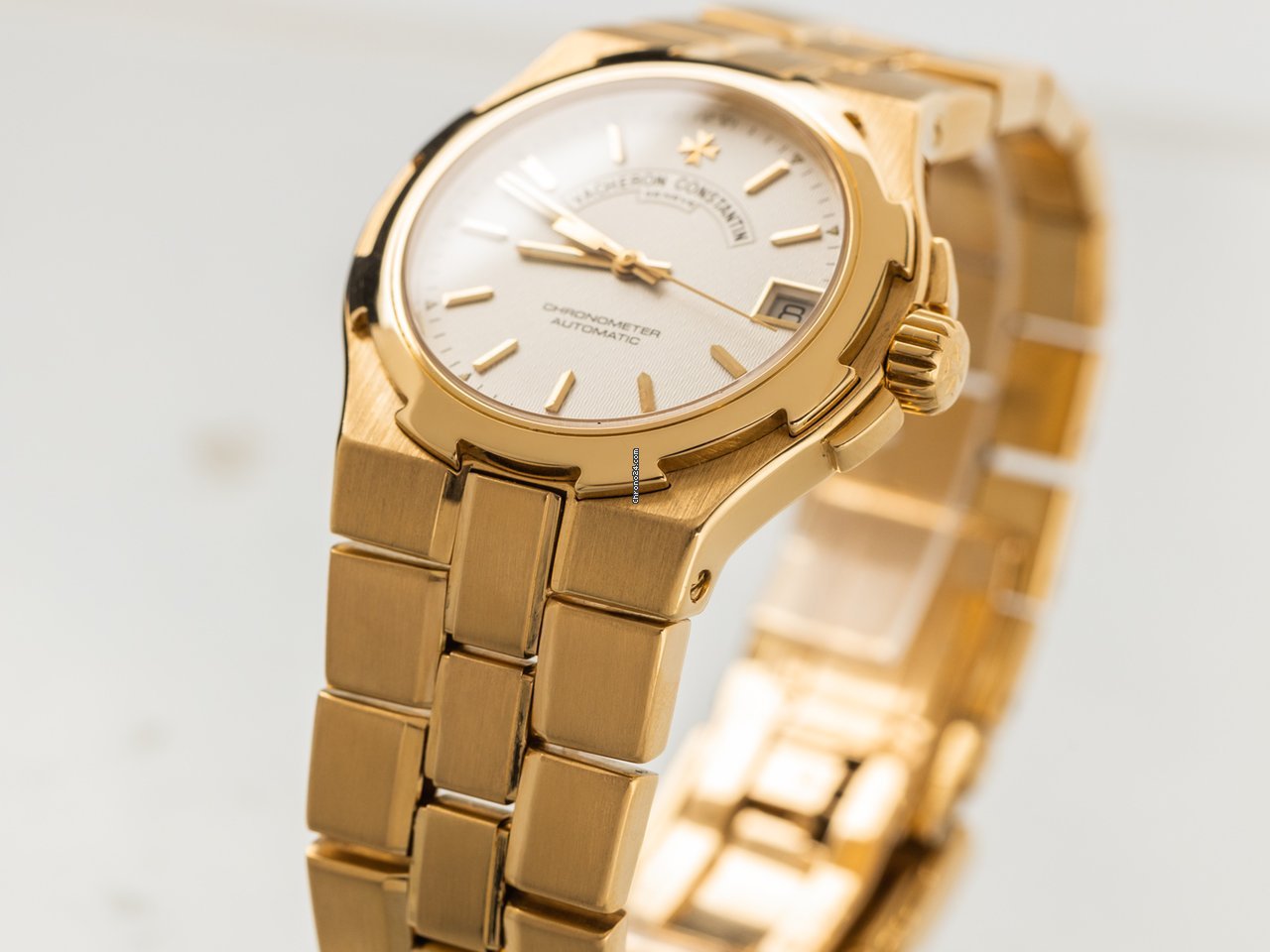 IMG_9081 Vacheron Constantin Overseas Mens watch Unisex Automatic Yellow gold 42050 42052 423J Replica 6