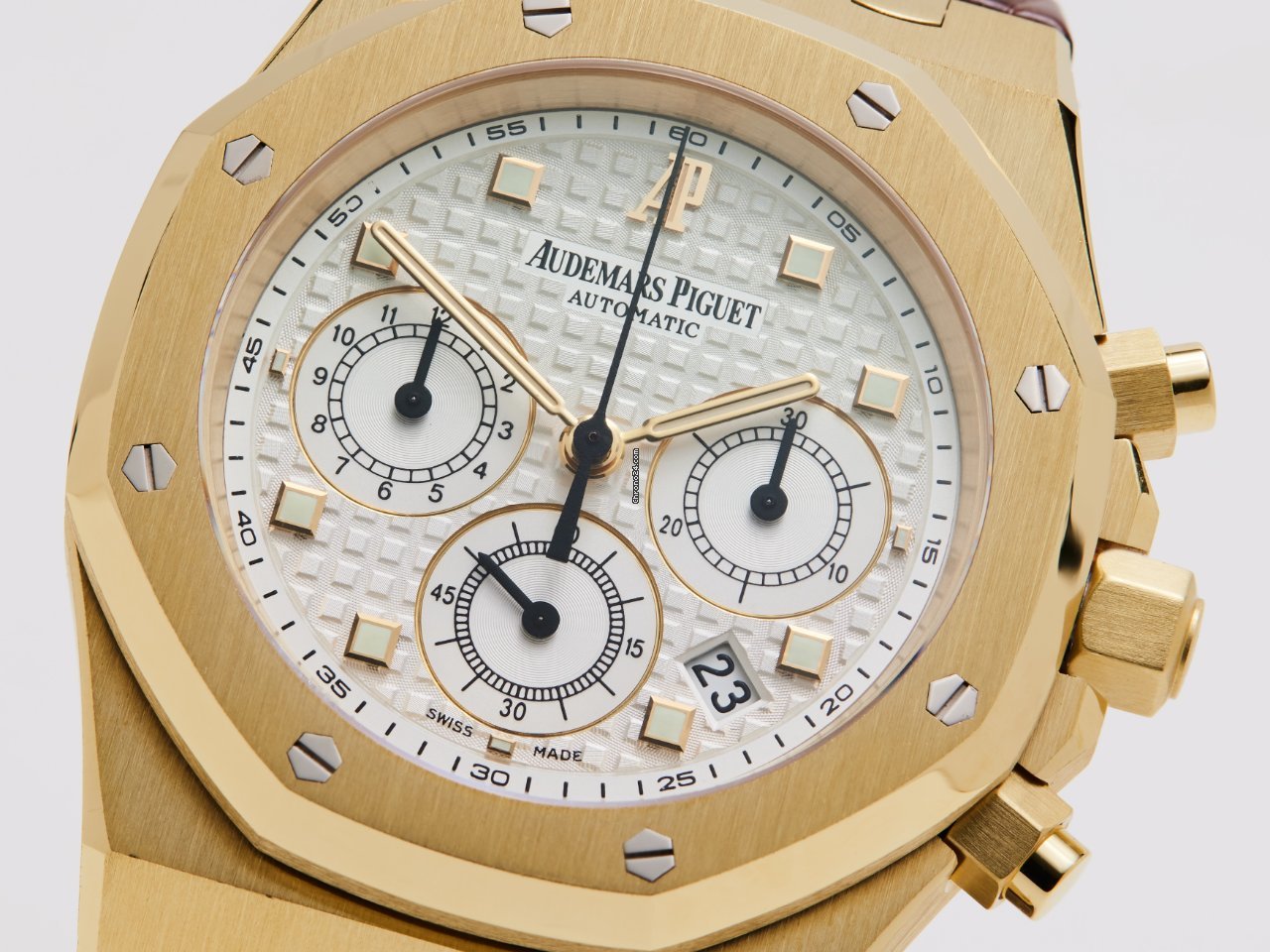 IMG_9081 Audemars Piguet Royal Oak Chronograph Mens watch Unisex Automatic Yellow gold 26022BA.OO.D088CR.01 Replica 6